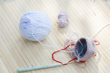 针织用彩色毛线和钩针编织件