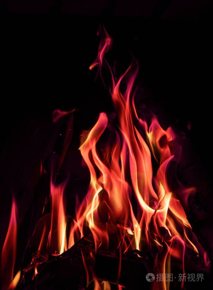 红色和橙色火在黑色背景上的火焰照片-正版商用图片0bwaji-摄图新视界