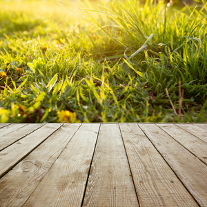 木制的角度来看地板用木板上模糊的夏天背景