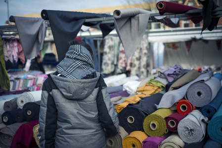 在传统市场上购物的女人