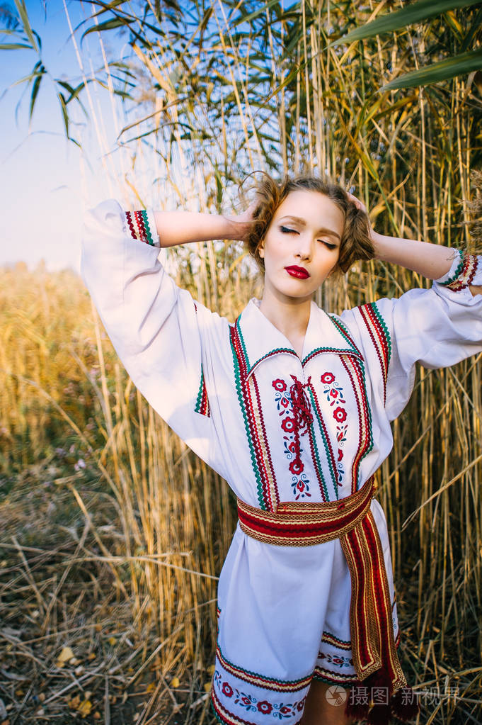 年轻的女孩对国家白俄罗斯衣服夏天场