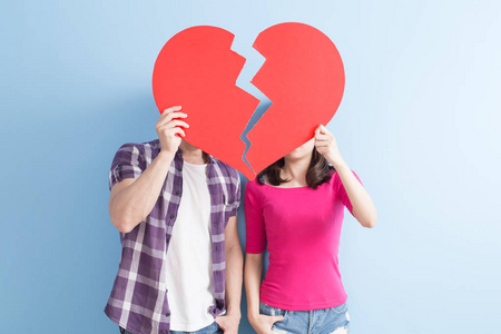 拼图断开的链链接驱逐者伤感的女子躺在床上由熟睡中的丈夫紧紧拥抱