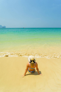 在热带泰国莱利海滩休息的妇女
