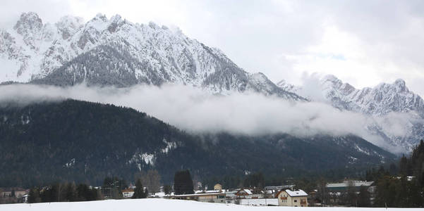 南蒂罗尔的风景与山峰与雪和薄雾