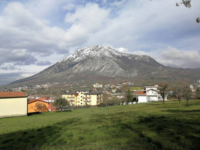 MontesarchioTaburno 从历史中心看到的雪帽山