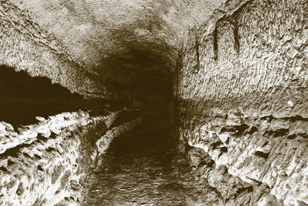旧的水隧道, 布雷洞穴。洞穴。砂岩隧道湿壁