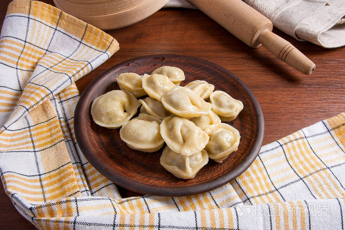 乌克兰水煮的肉饺子或馄饨木制背景