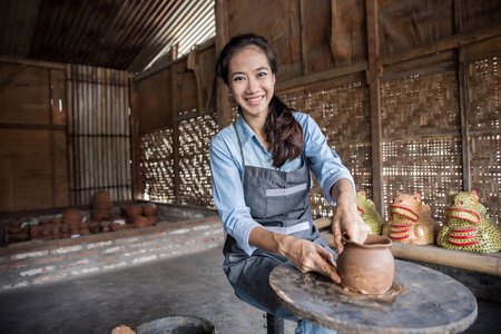 女性波特泡壶