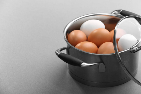 生鸡蛋在锅里