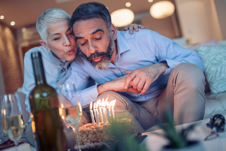 时尚成熟夫妇一起庆祝生日在家里