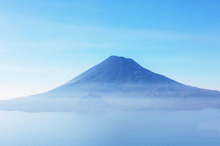 美丽的湖阿特蒂兰湖和火山在危地马拉的高地, 中美洲