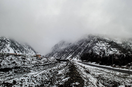 在山中，阿塞拜疆 嘎 伊利苏 卡西雾冬季景观全景图