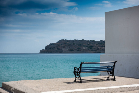 在希腊克里特岛 Spinalonga 的海上和高山空板凳