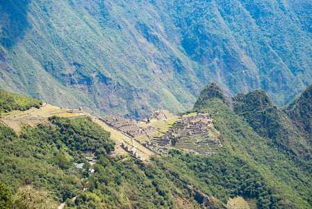 马丘比丘梯田陡峭的景观从上面到乌鲁班巴山谷下面。秘鲁旅游胜地, 著名景点