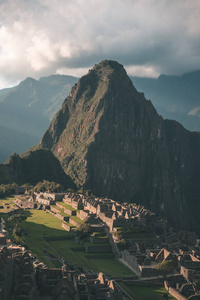 马丘比丘梯田陡峭的景观从上面到乌鲁班巴山谷下面。秘鲁旅游胜地, 著名景点