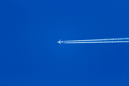 喷气式飞机在蔚蓝的天空