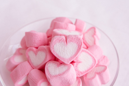 粉红色的心棉花糖在玻璃盘