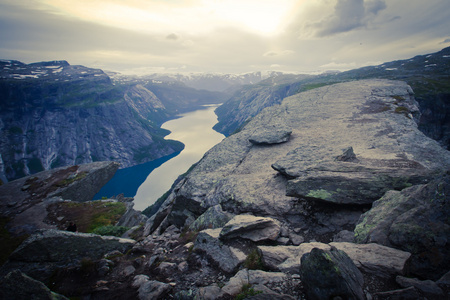 徒步旅行的地方   trolltunga，巨魔的舌头，岩石 skjegedall，与旅游和湖 ringedalsvatnet