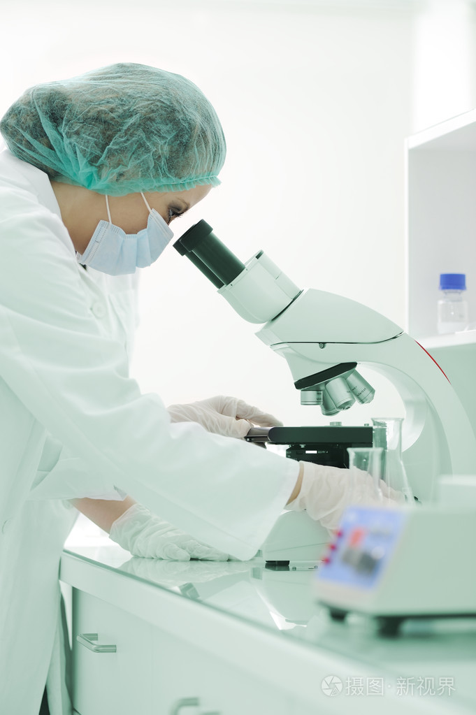 用显微镜实验室中的工作