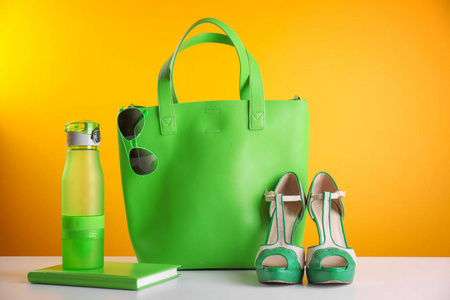 绿色的手提包拉链图片