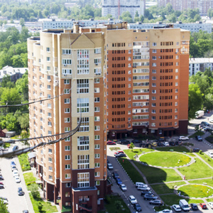 普希金诺，俄罗斯   在 2015 年 6 月 1 日。纤维光缆走到 multystoried 房子
