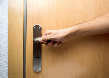 打开门打开门,色调灰色更衣室商人走,打开门打开门有