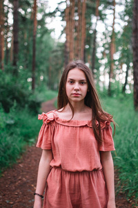 年轻美丽的少女在森林里