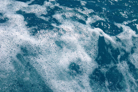 波涛汹涌的大海海洋表面的泡沫水照片