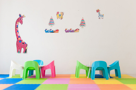 儿童房装饰着彩虹的颜色