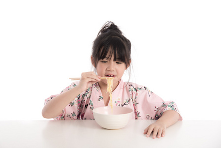亚洲女人吃面条图片