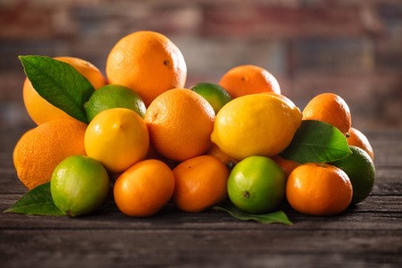 有机多汁的柑橘水果，质朴的桌子上
