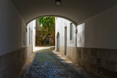 从里斯本，葡萄牙的老街道的片段