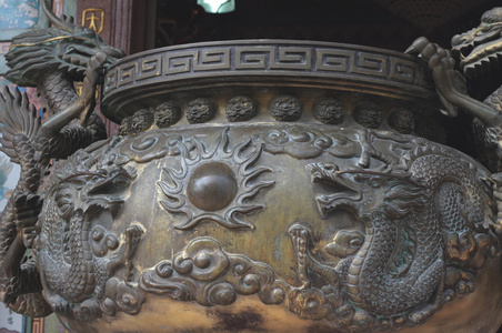 庙里的龙雕塑炷香锅图片