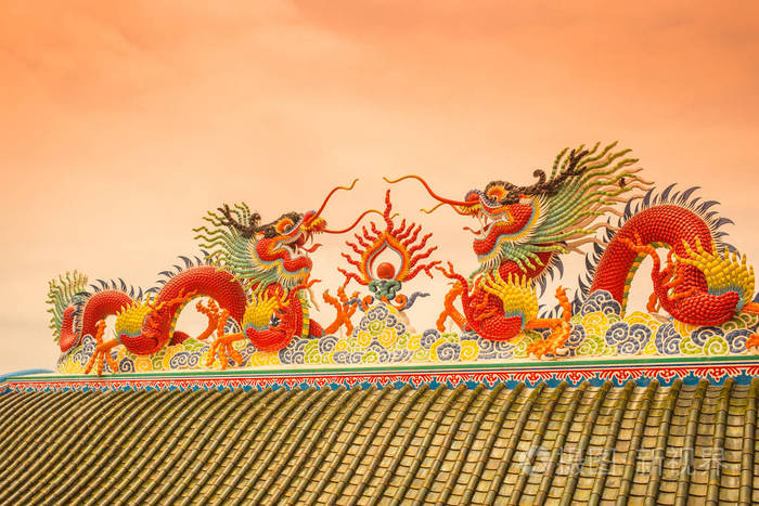 龙雕像与云蓝色天空中国寺庙的屋顶上