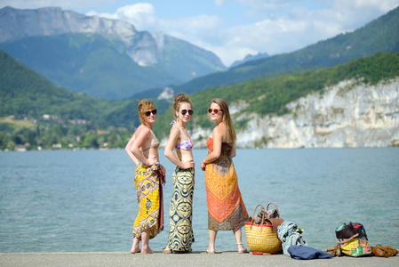 三个年轻妇女在海滩