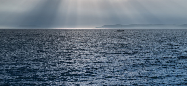 与帆船的海景