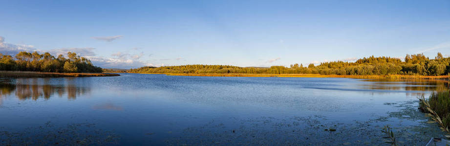 秋天树湖的日落。瑞典