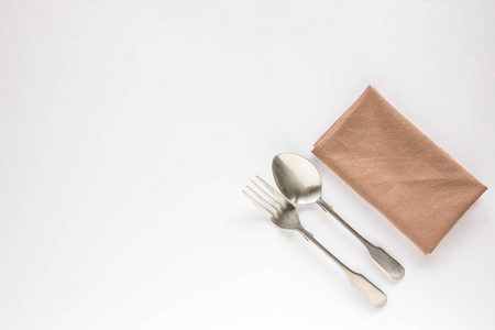 空白的棕色餐厅餐巾纸样机与汤匙和叉子