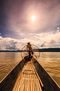 渔民在船上被传统网抓鱼照片