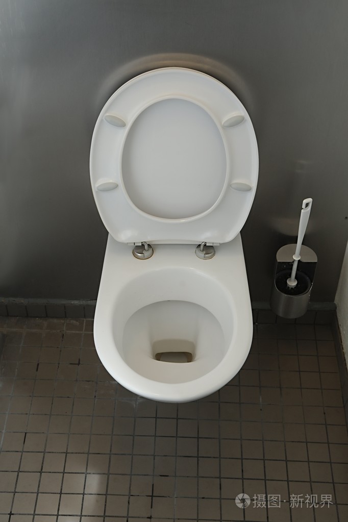 开放的马桶座圈