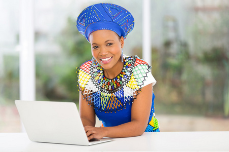 非洲女性使用的便携式计算机