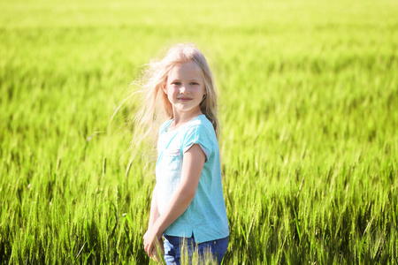 快乐的小女孩，在绿色的田野