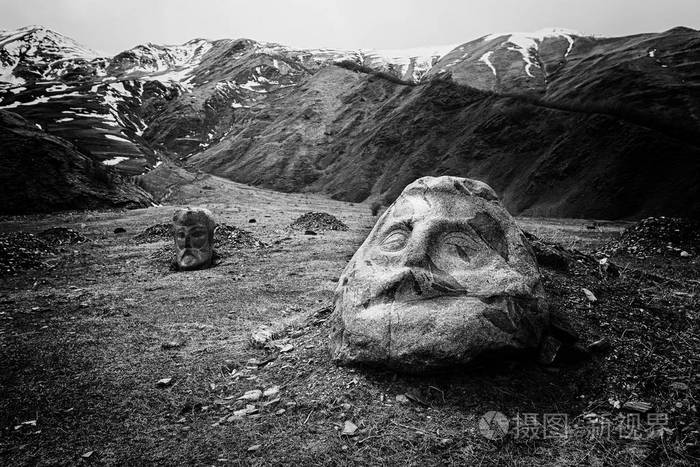 石头直面 sno 谷在格鲁吉亚卡兹别吉军事道路