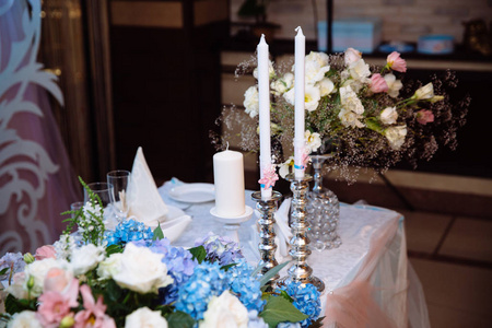 香槟在温柔地轻蓝色风格和蜡烛婚礼装饰表