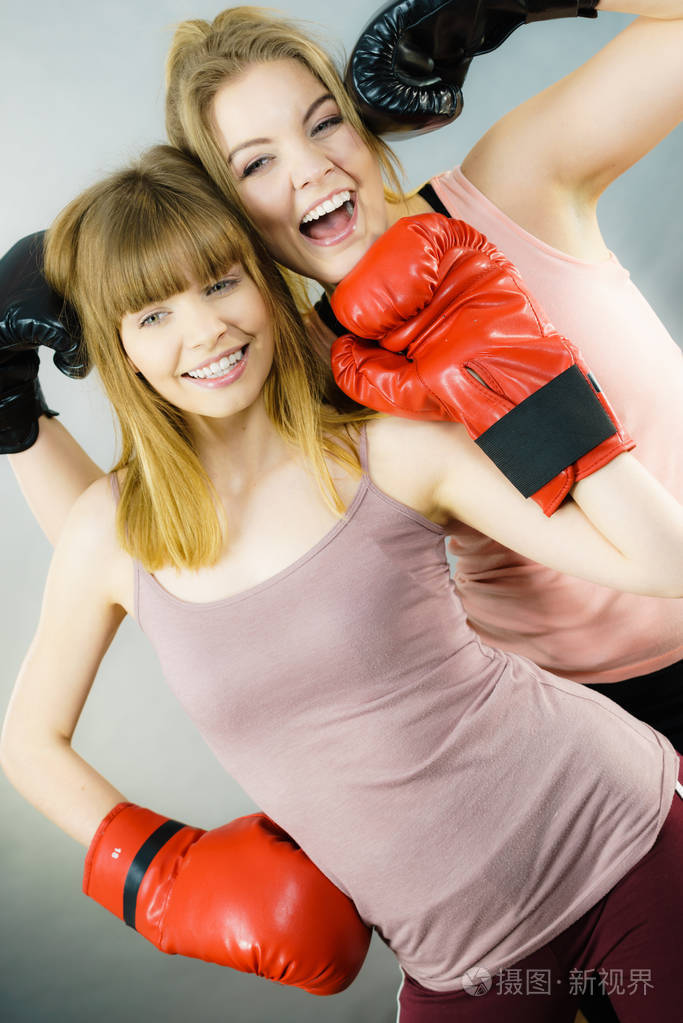 戴着拳击手套的两个女性朋友