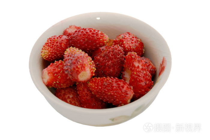 野生草莓草莓了喝一碗.在白色背景上的孤立的形象