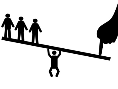 在跷跷板保持平衡照片