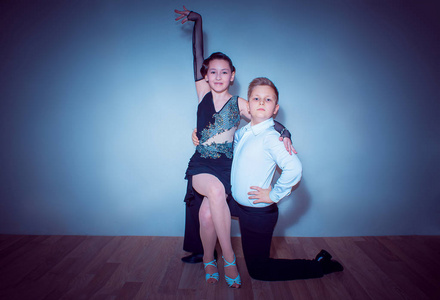 男孩女孩舞蹈图片