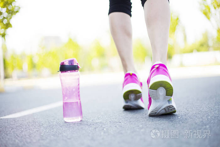 女子赛跑运动员腿带瓶