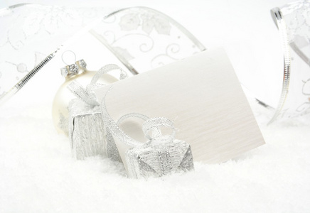 银色圣诞装饰上雪与祝福卡图片